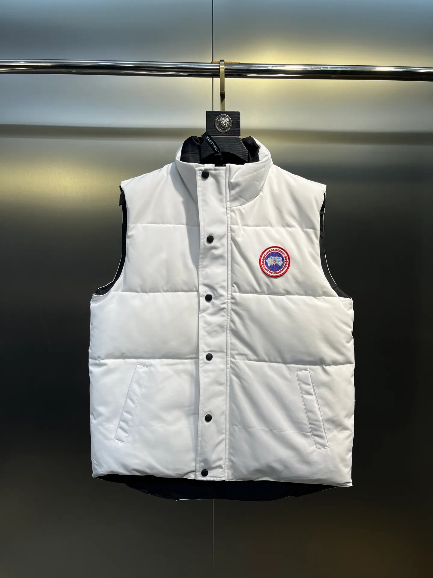P380 🇨🇦Canada Goose""🇨🇦🌟 (pure white, non-returnable) Garson down vest has always been recognized as the warmest down jacket. Various Instagram celebrities, Internet celebrities, and celebrities often wear it for street photos. I make Canada Goose every year, but I still can't get rid of my love for it. No matter how cold the days are, there is no need to be afraid, because there is! Filled with 90% white duck down, it is the legendary warmest down jacket and is known as a must-have for Arctic outdoor sports! The most popular down jacket in the world, celebrities are rushing to buy it, it is a must-have!  Size: XS to 2XL